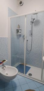La salle de bains est pourvue d'une douche, de toilettes et d'un lavabo. dans l'établissement Casa sul mare anni 60, à Misano Adriatico