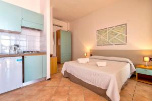 A kitchen or kitchenette at Residence Le Vele