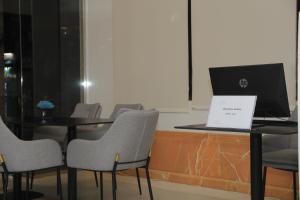 - une table avec des chaises et un ordinateur portable dans l'établissement Mysk Touch Al Balad, à Médine