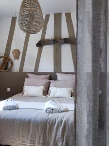 Ένα ή περισσότερα κρεβάτια σε δωμάτιο στο Le clos des crins