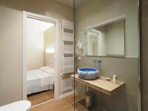een badkamer met een wastafel en een spiegel bij Relais Dogana Rooms in Moniga