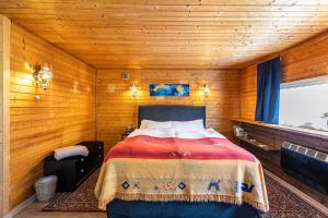 una camera da letto con letto in una camera in legno di Garden House a Kiel