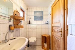 ein Badezimmer mit einem Waschbecken, einem WC und einer Badewanne in der Unterkunft Garden House in Kiel