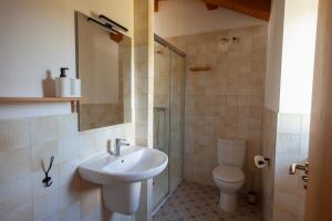 uma casa de banho com um lavatório e um WC em CASA TERRA ALMA em Laza