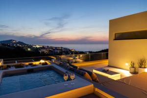 una piscina en la azotea de una casa en Sueno Villas, en Panormos Rethymno