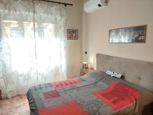 sypialnia z łóżkiem i dużym oknem w obiekcie House Mamma Marisa by Holiday World w Genui