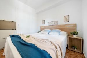 ラ・ピネーダにあるAlea Rentals - Cye 5のベッドルーム(青い枕の大きな白いベッド付)