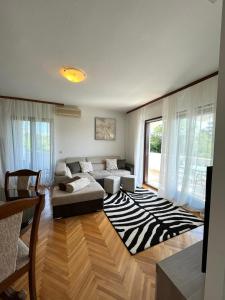 ein Wohnzimmer mit einem Zebrateppich in der Unterkunft Apartments Amelie in Zadar