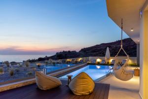 une villa avec une piscine la nuit dans l'établissement Sueno Villas, à Panormos Rethymno