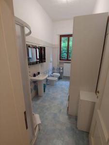 uma casa de banho com 2 WC e um lavatório em Amalia by the Sea - Quercianella - Piano Terra em Case Fortullino
