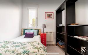 a bedroom with a bed and a red cabinet at Habitación Simple en PISO COMPARTIDO C in Madrid