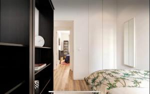 a bedroom with a bed and a black cabinet at Habitación Simple en PISO COMPARTIDO C in Madrid