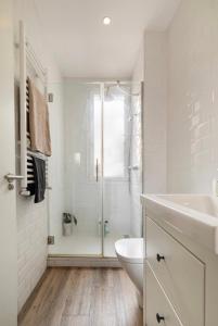 a bathroom with a shower and a toilet and a sink at Habitación Simple en PISO COMPARTIDO C in Madrid