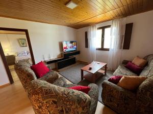 Televisyen dan/atau pusat hiburan di CASA EN ALDEA DE ORTIGUEIRA MIRANDO AL MAR