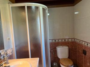 Bilik mandi di CASA EN ALDEA DE ORTIGUEIRA MIRANDO AL MAR +28 gambar