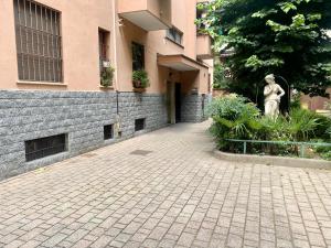 un edificio con una estatua delante de un edificio en Casa di Lolli, en Milán