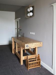 einen Holztisch in der Ecke eines Zimmers in der Unterkunft Relais Dogana Rooms in Moniga