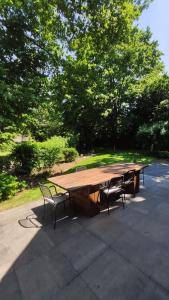 un tavolo da picnic in legno con due sedie intorno di Leef Zuiden a Simpelveld
