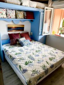 ein Schlafzimmer mit einem Etagenbett mit einer Decke in der Unterkunft Résidence 4 etoiles Port Marine in Sainte-Maxime