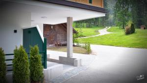 ein Haus mit einer grünen Tür und einer Einfahrt in der Unterkunft Landhaus Seppenbauer in Bad Ischl