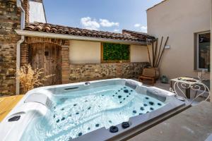 eine Whirlpool-Badewanne im Hinterhof eines Hauses in der Unterkunft l'Alcove - SPA&SAUNA privé - Oliveraie d'Eurocentre in Castelnau-dʼEstrétefonds