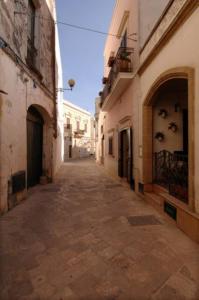un callejón vacío en una ciudad con edificios en Room in BB - Casa Dulcamara centro storico, en Salve