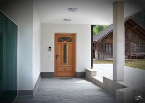 una puerta de madera en el lateral de una casa en Landhaus Seppenbauer en Bad Ischl