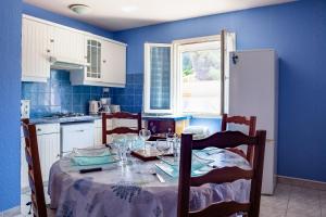 a kitchen with a table with wine glasses on it at Appartement Avec Piscine Et Cuisine in Roquefort-la-Bédoule