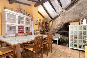 a dining room with a table and chairs at La Casa del Molino de Viento in Agaete