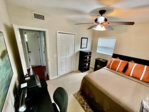 - une chambre avec un lit et un ventilateur de plafond dans l'établissement Cozy Modest Home near Universal Studios/VolcanoBay, à Orlando