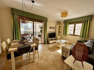 een woonkamer met een tafel en een eetkamer bij Esmeralda Suites in Calpe
