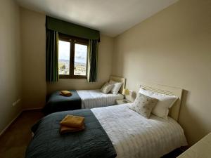 een hotelkamer met 2 bedden en een raam bij Esmeralda Suites in Calpe