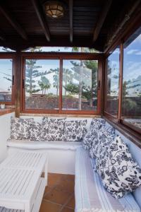 プエルト・デル・カルメンにあるVilla Piscine Jacuzzi Puerto Del Carmenの窓付きの客室で、白いベンチが備わります。