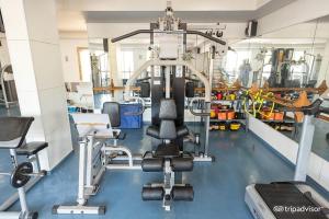 a gym with chairs and equipment on a blue floor at Unidade Autonoma 609 em Villa Del Sol in Rio de Janeiro