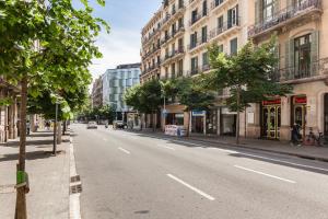 an empty street in a city with buildings at En el Corazón de Barcelona in Barcelona