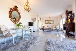 - un salon avec une table et un miroir dans l'établissement San Pedro del Mar, à Marbella
