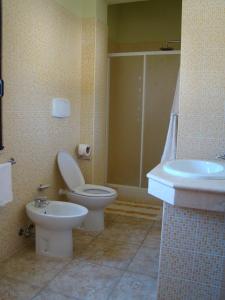 y baño con aseo y lavamanos. en Hotel Ristorante111, en Villapiana