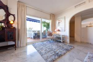 - un salon avec une chaise et une table dans l'établissement San Pedro del Mar, à Marbella