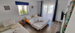 Cette petite chambre comprend 2 lits et une fenêtre. dans l'établissement "CASA RAMOS" Oura Nightlife Street Guest House, à Albufeira