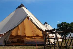 ein Zelt mit zwei Stühlen auf einem Feld in der Unterkunft IntentsGP @ Spa-Francorchamps F1 in Francorchamps