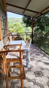 eine Terrasse mit einem Tisch und Stühlen auf dem Balkon in der Unterkunft Casa en el aire, Finca el Paraíso in La Selva
