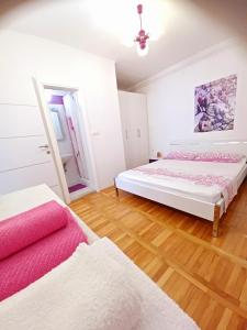 馬卡爾斯卡的住宿－Apartment Silvia，一间卧室配有两张床和镜子