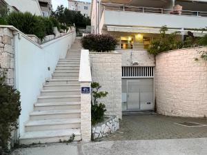 una escalera que conduce a una casa con garaje en Tonino, en Dubrovnik