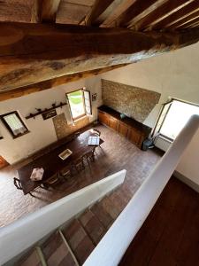 vista sul soffitto del soggiorno di una casa di Fattoria Montignana a San Casciano in Val di Pesa