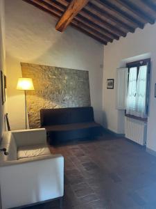 sala de estar con sofá y chimenea en Fattoria Montignana, en San Casciano in Val di Pesa