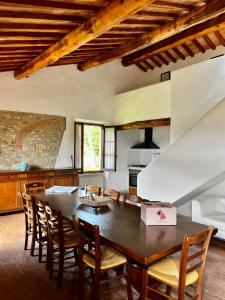 een grote keuken met een houten tafel en stoelen bij Fattoria Montignana in San Casciano in Val di Pesa