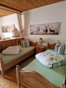 1 Schlafzimmer mit 2 Betten und 2 Tieren an der Wand in der Unterkunft Ferienwohnung Sonnenschein in Sachrang
