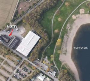 een kaart van een hotel met een rode pijl die naar een gebouw wijst bij Rheinländer Seehotel in Leverkusen