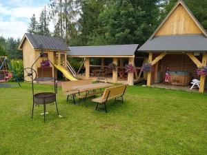 Vonkajšia záhrada v ubytovaní Domek góralski Toporówka