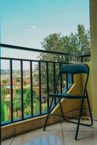 einen Stuhl auf einem Balkon mit Aussicht in der Unterkunft Centre Saint Vincent Pallotti in Kigali